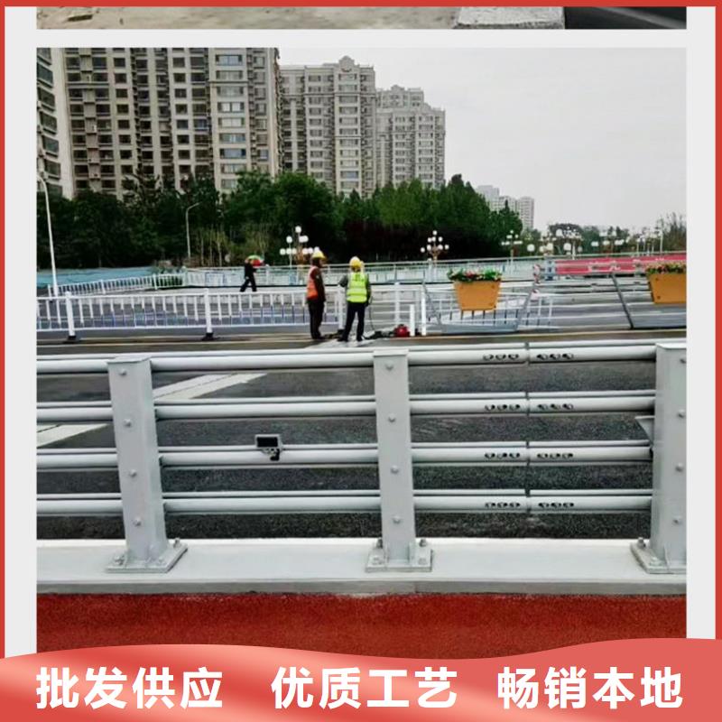 波形梁防護欄
結實耐用