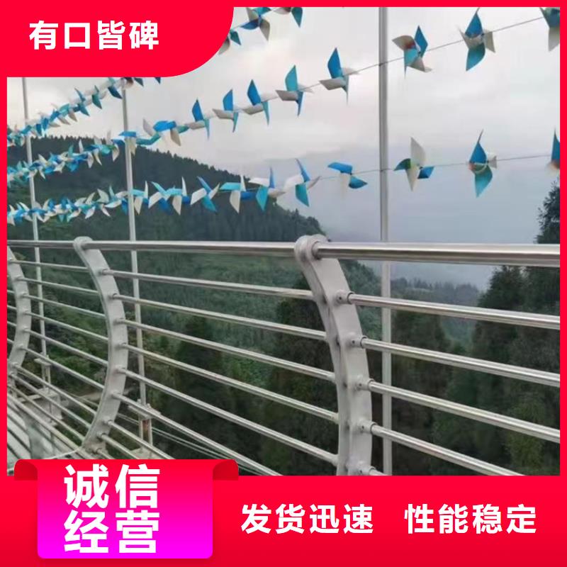 海南澄迈县蓝色钢板防撞立柱精心打造
