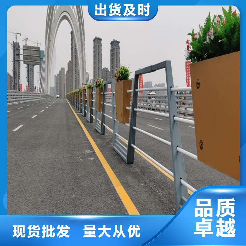 江西宜春购买展鸿蓝色钢板护栏立柱整体稳定性十足