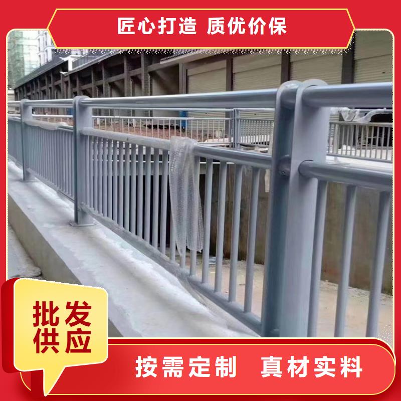 鍍鋅管?chē)娝芊雷沧o(hù)欄表面光滑