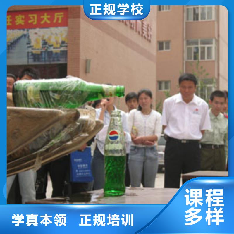 【挖掘机培训】虎振学校怎么报名就业前景好