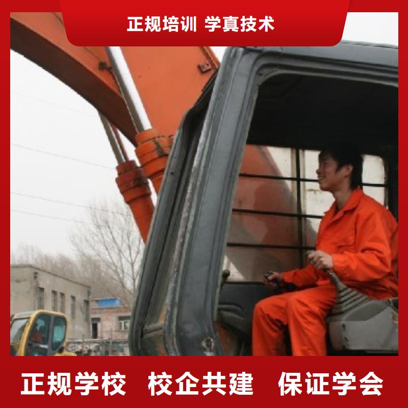 【挖掘机培训】虎振学校怎么报名就业前景好