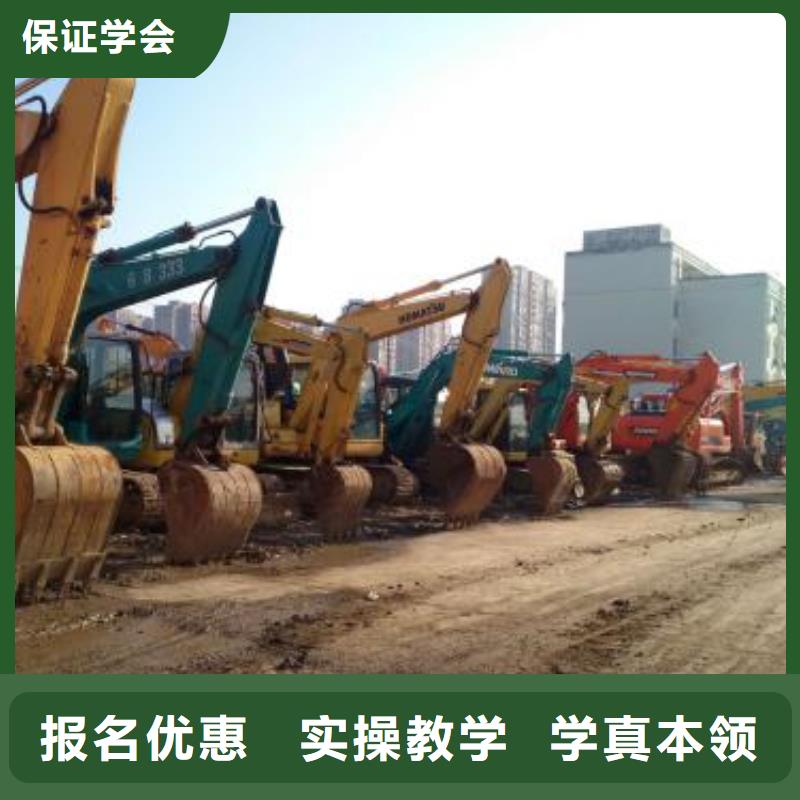 【 挖掘机培训哪个技校开设厨师烹饪专业全程实操】|中西面点培训-虎振技工学校(襄阳市分公司)