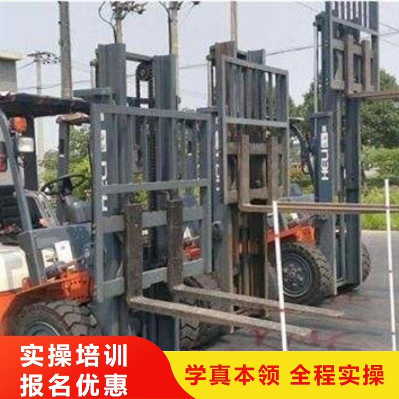 塔吊叉车培训-【学修剪烫染理发哪个技校好】手把手教学_虎振技工学校(漯河市分公司)