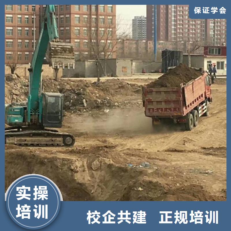 【塔吊叉車培訓學汽修學修車的技校專業齊全】