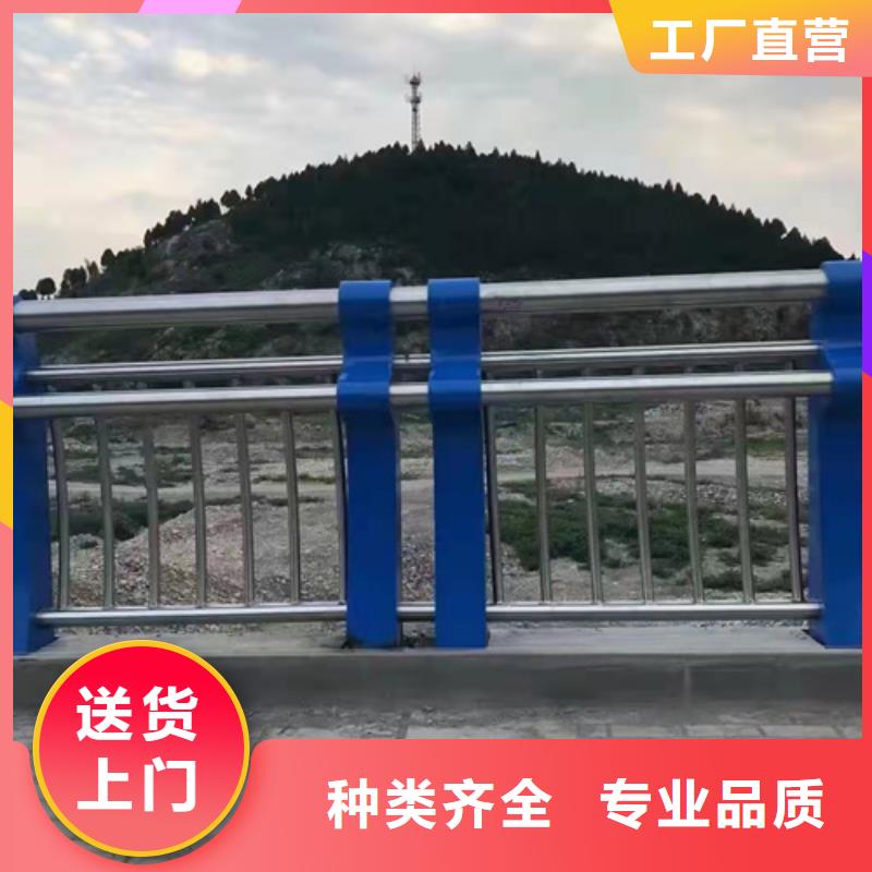 桥梁护栏附近