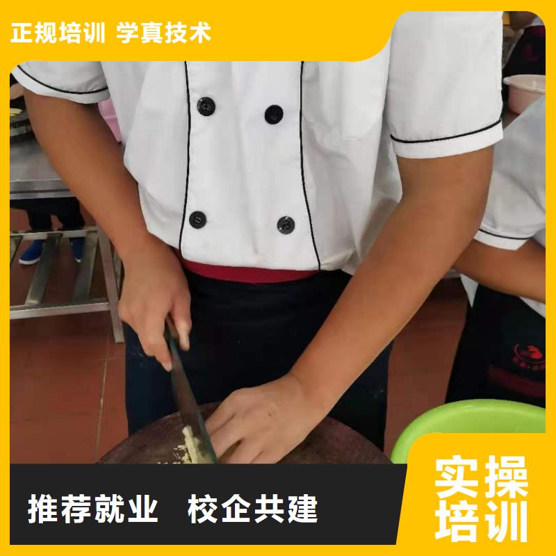 【 厨师技校学挖掘机钩机学费多少钱实操培训】-虎振技校(宜宾市分公司)