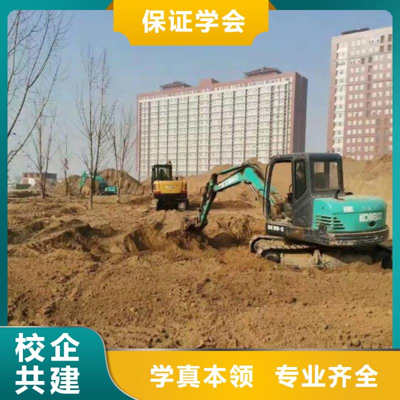 虎振厨师学校虎振【 挖掘机技校_哪里有挖掘机铲车叉车驾驶学校报名优惠】