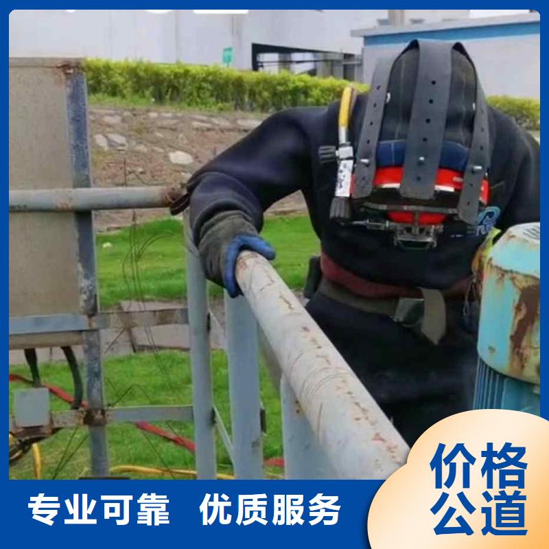 潜水员服务水下桥墩加固