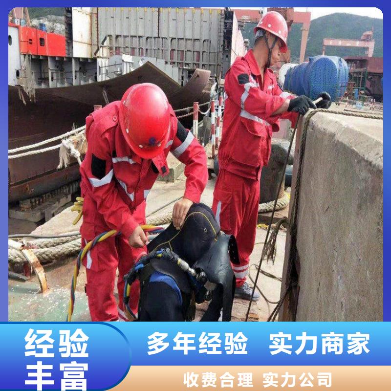 有沉淀池中堵漏的潜水员-回购率高