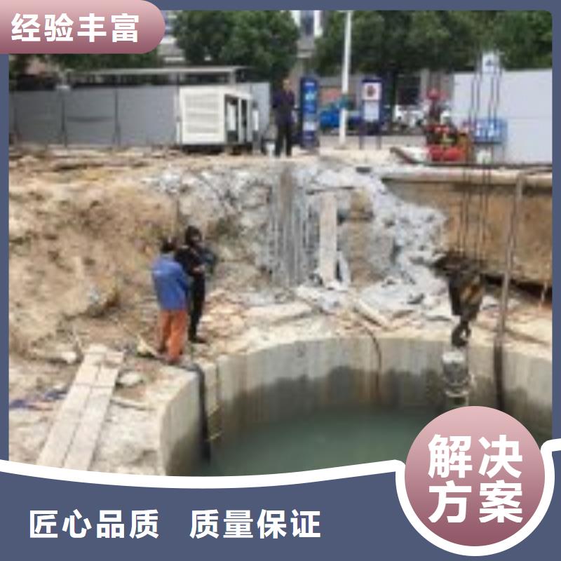 污水池中蛙人潜水紧螺丝大型生产基地