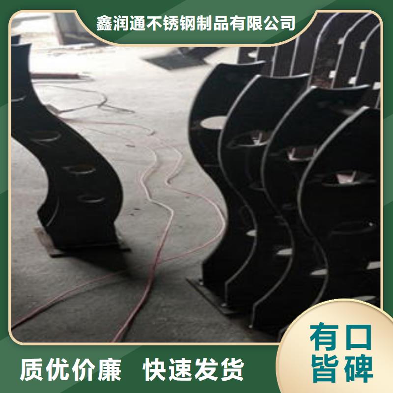道路隔离栏杆不锈钢碳素钢复合管护栏厂家多种款式可随心选择
